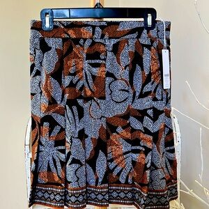 NWT CHICO’S 3 Zenergy pleated, lightweight w/shorts underneath. Brown/black/gray